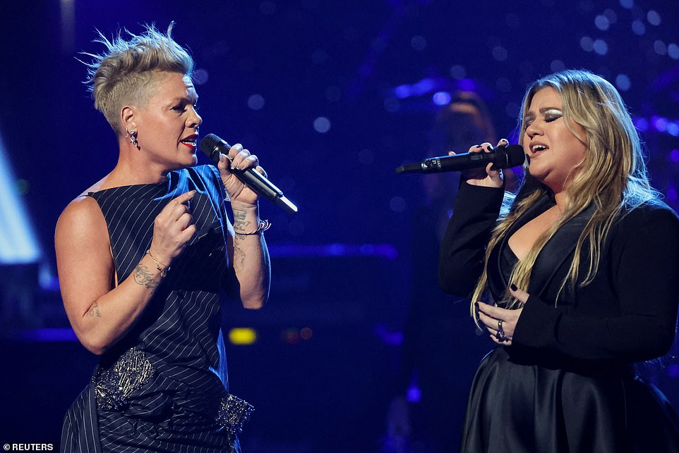 #Pink hit the #iHeartAwards red carpet with her kids Willow & Jameson looking gorgeous in a white #RobertWon ensemble before winning the ICON award & bringing the house down twice with an incredible opening & a top performance of #JustGiveMeAReason with #KellyClarkson!💪🏆👩‍🎤❤️‍🔥🤍 