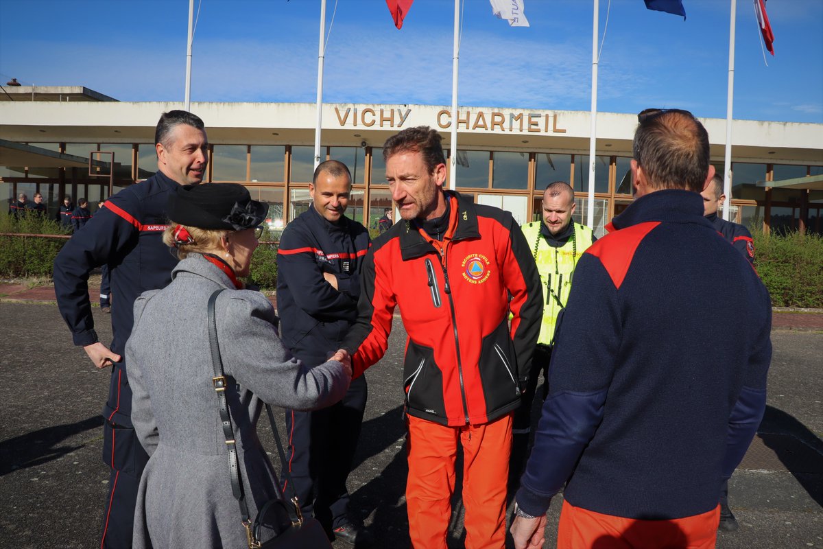 Prefet03's tweet photo. #SécuritéCivile 🚨

Pascale Trimbach @prefet03 🇫���� a participé à la journée de formation et maintien des acquis "lutte contre les feux de forêts 🔥". Un exercice organisé par le @SDIS_03 👩‍🚒 et l'#EMIZ à l'#aéroport de #CharmeilVichy avec l'appui d'un #Canadair ✈️ @SecCivileFrance. https://t.co/PRTOXGntms