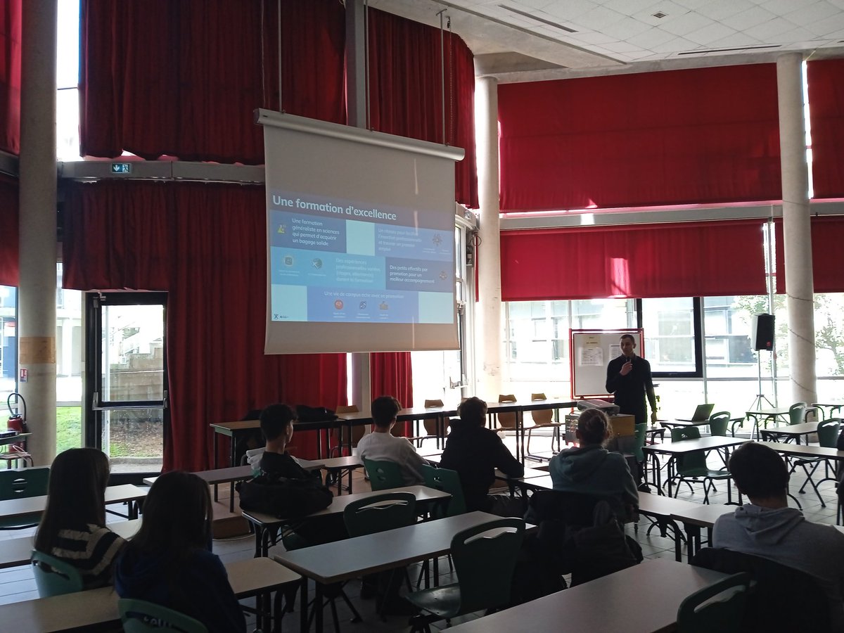 lyceejaydebeau1's tweet photo. Printemps de l'orientation à Jay suite. Rencontre pour les élèves de seconde et de première avec un étudiant de l'école Polytechnique. Présentation de l'X et des études d'ingénieur. https://t.co/I7Cm4ZNIbQ