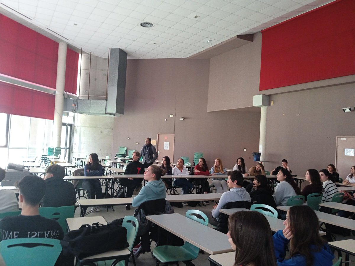 lyceejaydebeau1's tweet photo. Printemps de l'orientation à Jay suite. Rencontre pour les élèves de seconde et de première avec un étudiant de l'école Polytechnique. Présentation de l'X et des études d'ingénieur. https://t.co/I7Cm4ZNIbQ