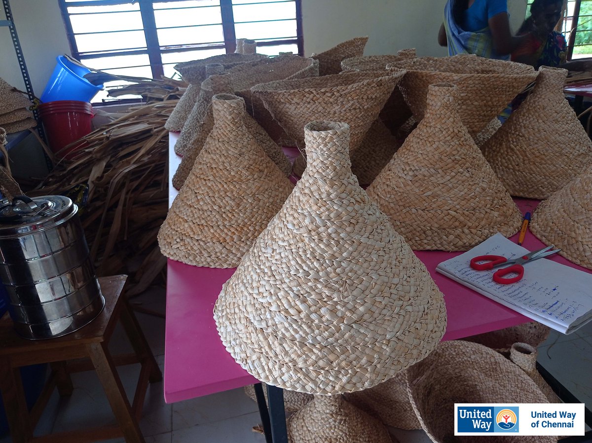 uwchennai's tweet photo. Rural women in Tirunelveli roll beedis for a living. @uwchennai & @360ONEWealth teamed up to establish a Banana Fiber Basket Enterprise, providing training & support to start their own business. 3 batches have benefited, gaining respect & decision-making power.
#CSRDoneRight https://t.co/zBkMKbskva