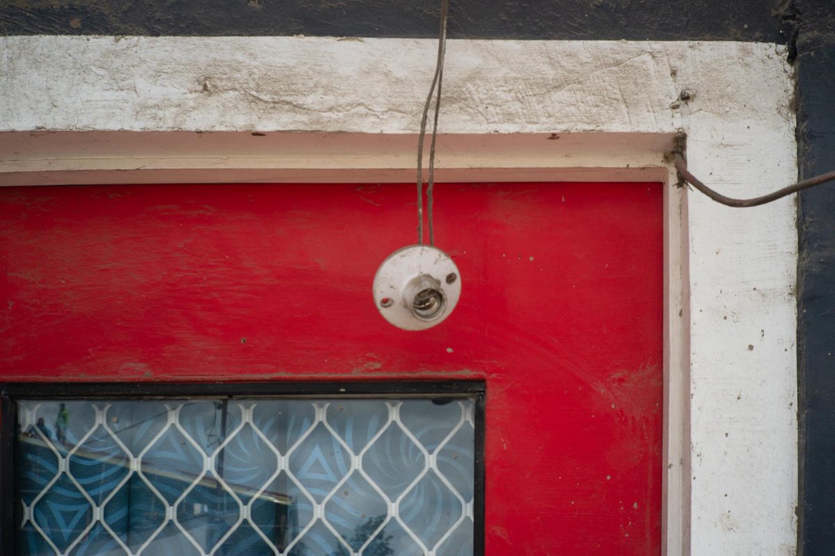 Waiting for a lightbulb moment. Urban details in Minglanilla, Cebu, Philippines #urbandetail #urbex #streetphoto