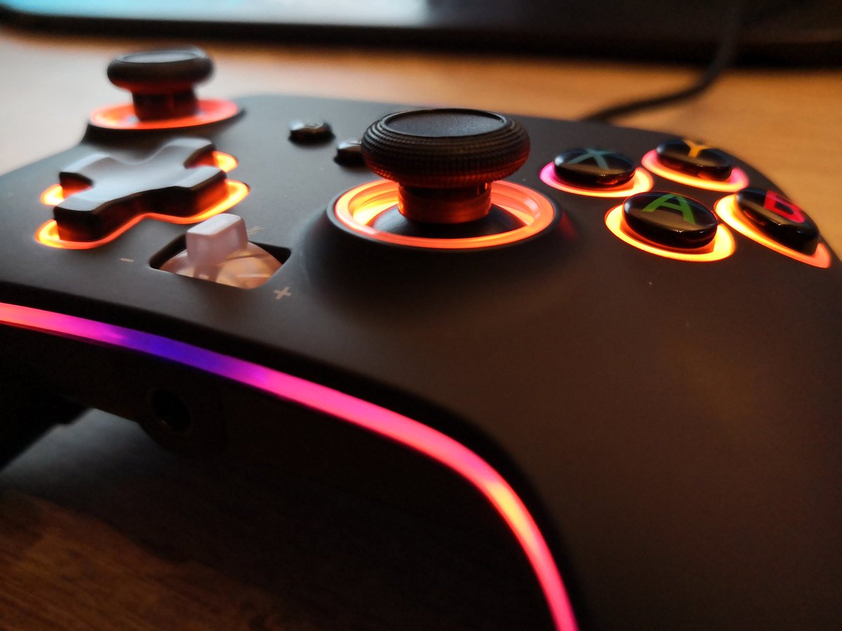 Lighti85's tweet photo. Habe mein RGB-Setup mit dem passenden Controller aufgewertet ✨🤩✨

#RGB #shiny #powera #spectrainfinity @PowerA
#controller #gamepad #gaming https://t.co/RFJJyFzFj5