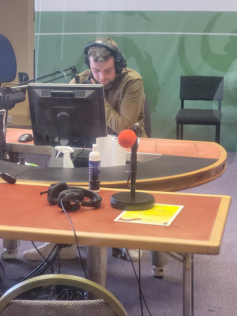 BridChualain's tweet photo. Is é @ColmMGE at atá libh don chlár @nuacht1rnag inniu 🎙🗞🎧

Cúrsaí polaitíochta, spóirt , seirbhís nua idir Heathrow &amp; Cnoc Mhuire &amp; neart eile

@EoinKeane101 
@cuanoflatharta 
@AerLingus 
@Fergusodowd 
@RTERnaG https://t.co/C4WAYXeBZ0
