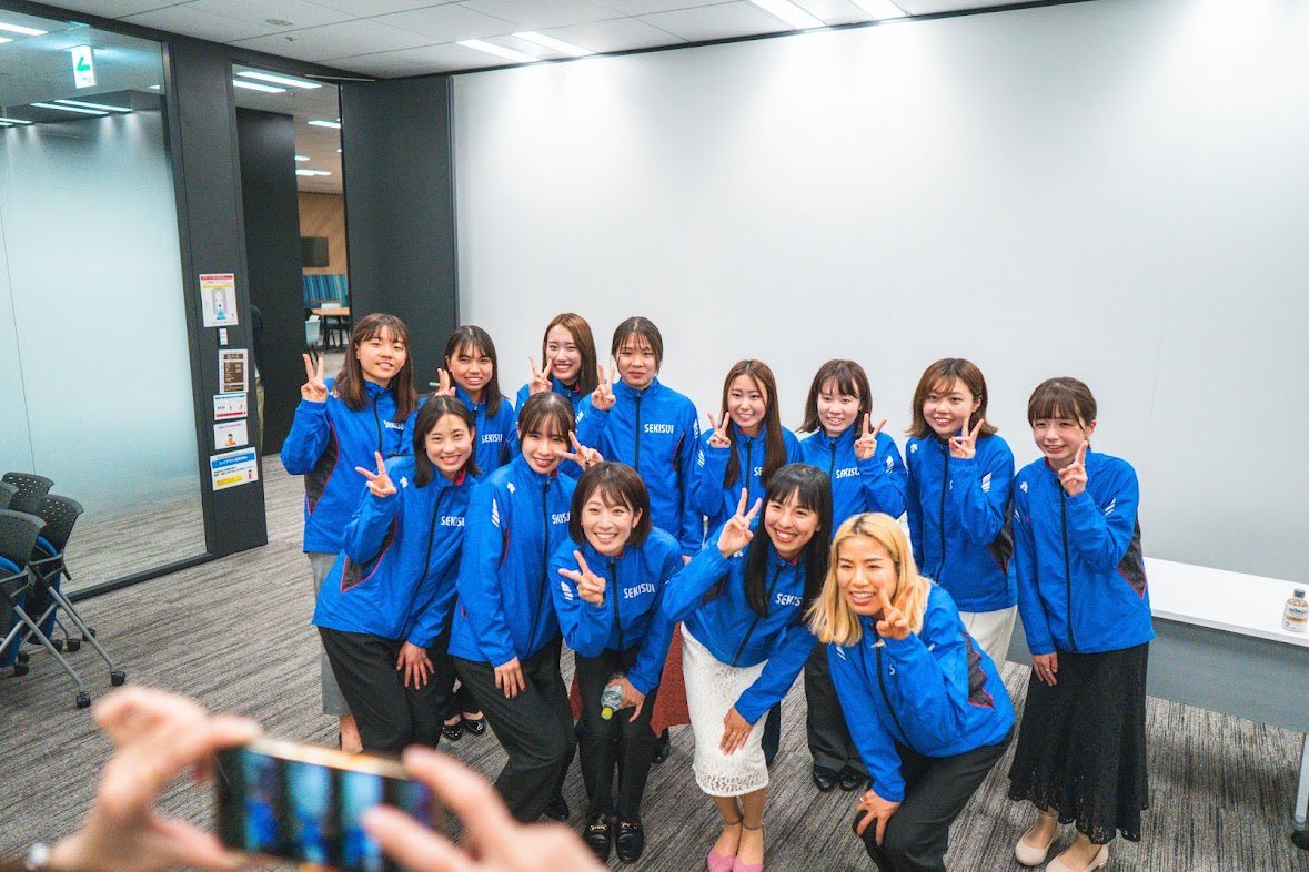 1216purply's tweet photo. 昨日、積水化学女子陸上部の報告会がありました！完全オンラインだった昨年とは違い今年は会場で社員の方々と交流する事ができて嬉しかったです😁良い報告ができるようにまずは来月のレース頑張ります🔥 https://t.co/RkGvogeAvp