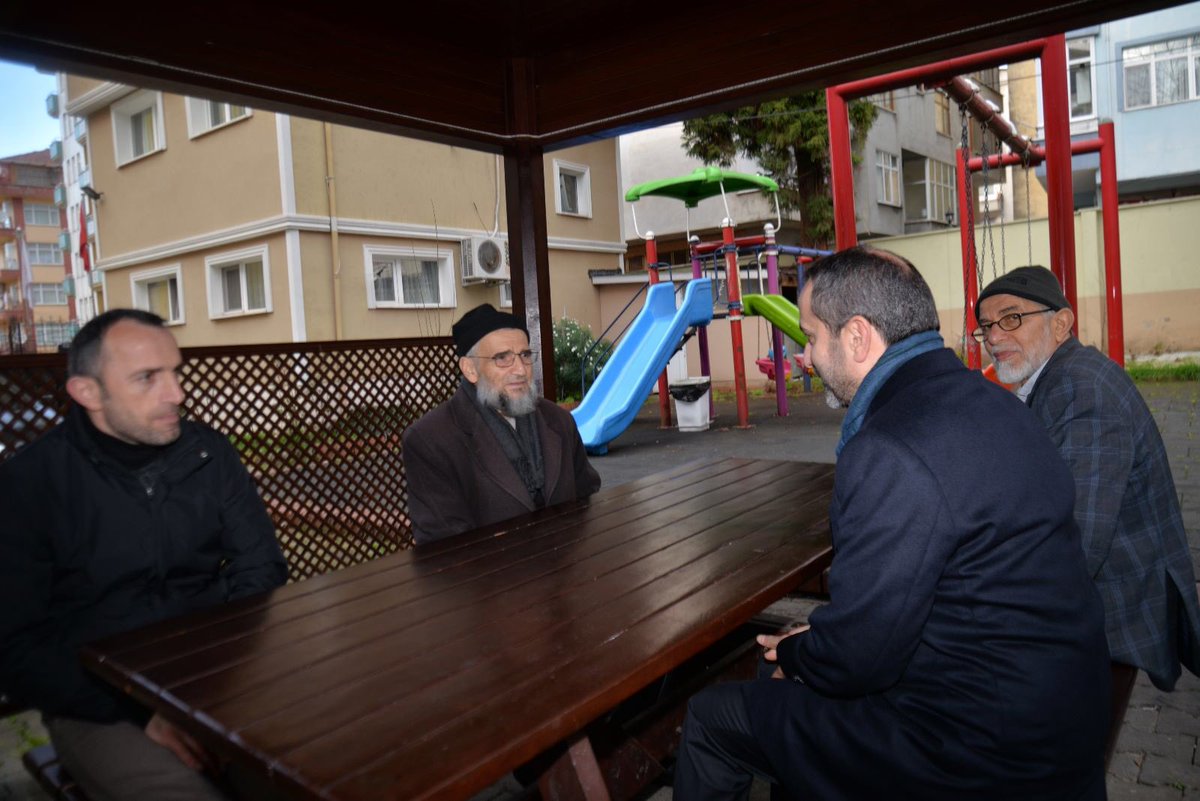 İmam Hatip yıllarımdan bu yana hayatımdaki yol gösterici büyüklerimden, kıymetli Ahmed Ali Saruhan hocamı ziyaret ettim, tavsiye ve dualarını almak büyük bahtiyarlık. Allah razı olsun, sıhhat ve afiyetten ayırmasın.

#rize #akparti #TürkiyeYüzyılı
<a href="/RTErdogan/">Recep Tayyip Erdoğan</a> <a href="/Akparti/">AK Parti</a>