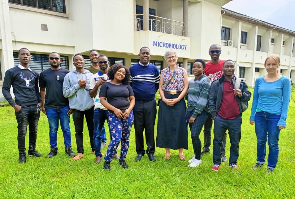 MelitaGordon5's tweet image. The newly-minted Associate Professor Tonney Nyirenda with his fantastic lab team around him @KUHeS_mw. A great role-model, hard at work, leading South-South immunology lab collaborations with Ghana, Burkina Faso and Kenya, for the @VacciNTS SAiNTS project.  #iNTS #Salmonella