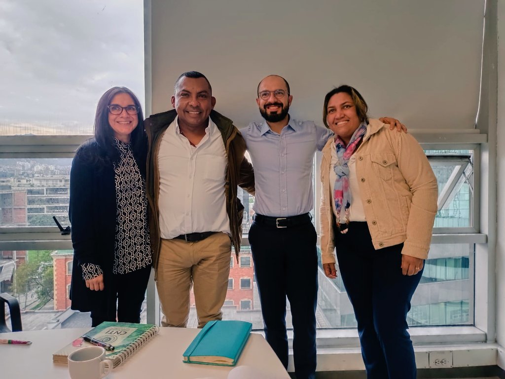 PAXenColombia's tweet photo. 1.🚨#PaxInforma|#PaxCesar
Dairo Mosquera, presidente de @sintramienerget y Maira Méndez, hija de sindicalista asesinado, se reúnen con la dirección de Derechos Fundamentales de @Mintrabajo para tratar situación de los trabajadores del Corredor Minero del Cesar y Magdalena. https://t.co/TE2aL6PokD