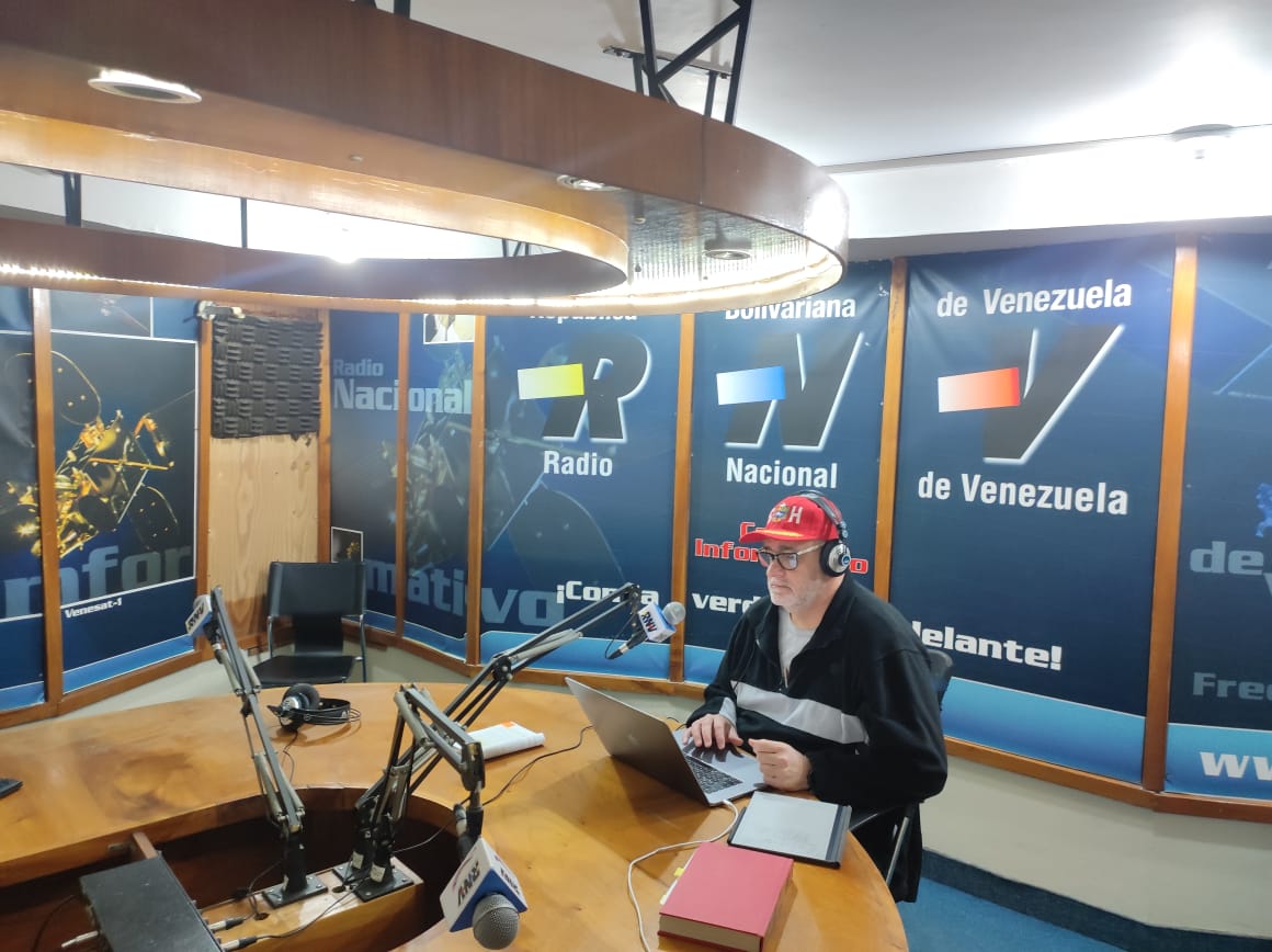 CatirrusiaV's tweet photo. Nos dice el diputado @AmeliachPSUV citando al Comandante Chávez que el peor adversario de la revolución es la corrupción y hay que atacar a fondo
"Hablando de Poder", es uno de los mejores programas de la radio difusión venezolana. https://t.co/GiQfTz69qO