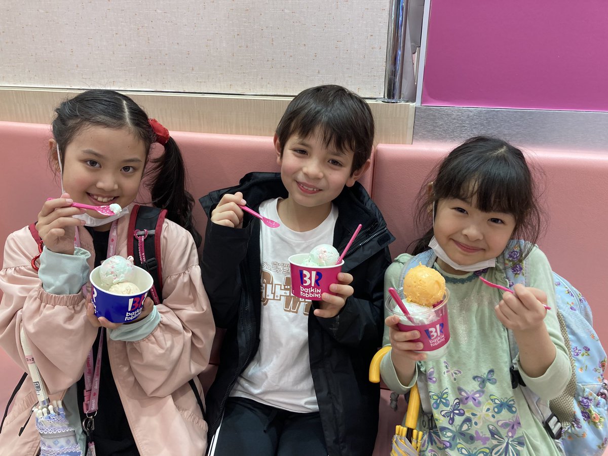 kawakawanatsu's tweet image. #オールドウエスト2023
場当たり終了〜
早く終わったのでみんなでアイス食べたよ🍨
明日はいよいよ本番です💪😤

ラゾーナ川崎プラザソル
3/29(水)19:00
3/31(金)19:00
4/1(土)13:00 
4/2(日)17:00  

ご予約はこちら⬇️
quartet-online.net/ticket/fcujfwn…

#FREESIZE