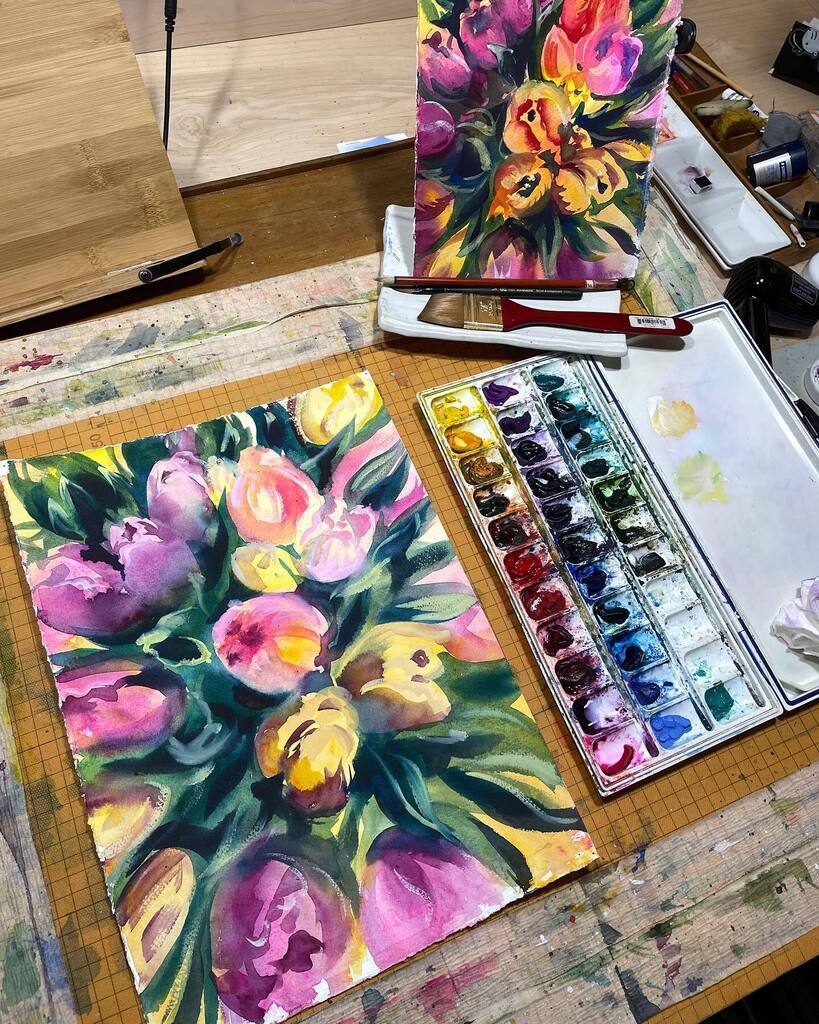 TummyRubbStudio's tweet photo. I haven’t painted flowers in what seems like ages, so I was very happy to work on this bouquet during a live demo for my students. You can compare the initial sketch and the actual painting. Which one is better? 😉😊 (swipe for details)
.
.
.
.
#tummyr… https://t.co/vHWdvDM7Ym https://t.co/qigX2cribq