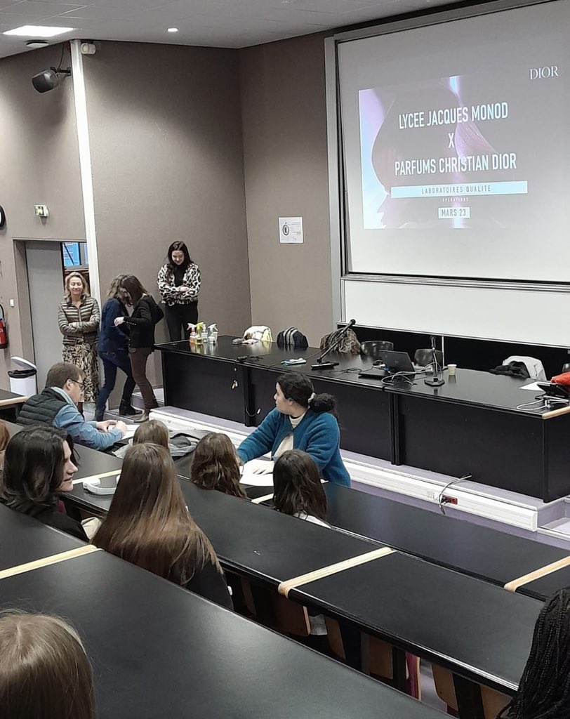 La semaine de l’orientation se poursuit au #lyceemonodsjdb45 par une présentation de différents métiers. <a href="/MeneuxAlex/">Alexandra Meneux</a> <a href="/AujumierF/">Aujumier Florence</a> <a href="/dsden45/">DSDEN du Loiret</a> <a href="/b_raniha/">RanihaO</a>