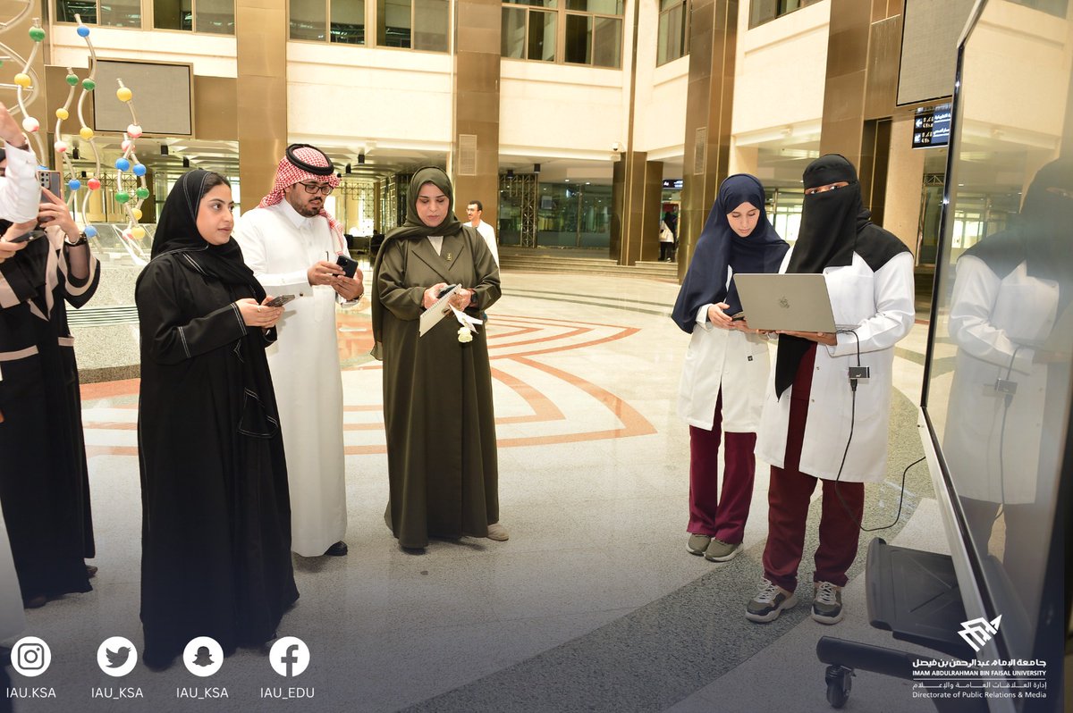 افتتحت نائب رئيس #جامعة_الامام_عبدالرحمن_بن_فيصل للتطوير والشراكة المجتمعية د.نهاد العمير معرض : ( التطور في مهنة الصيدلة ) و الذي تقيمه كلية الصيدلة الاكلينيكيّة ممثلة بالنادي الطلابي (صيدل) ، بإشراف وكالة الكلية للتطوير والشراكة المجتمعية ،بحضور عميد الكلية أ.د. عاصم الأنصاري .