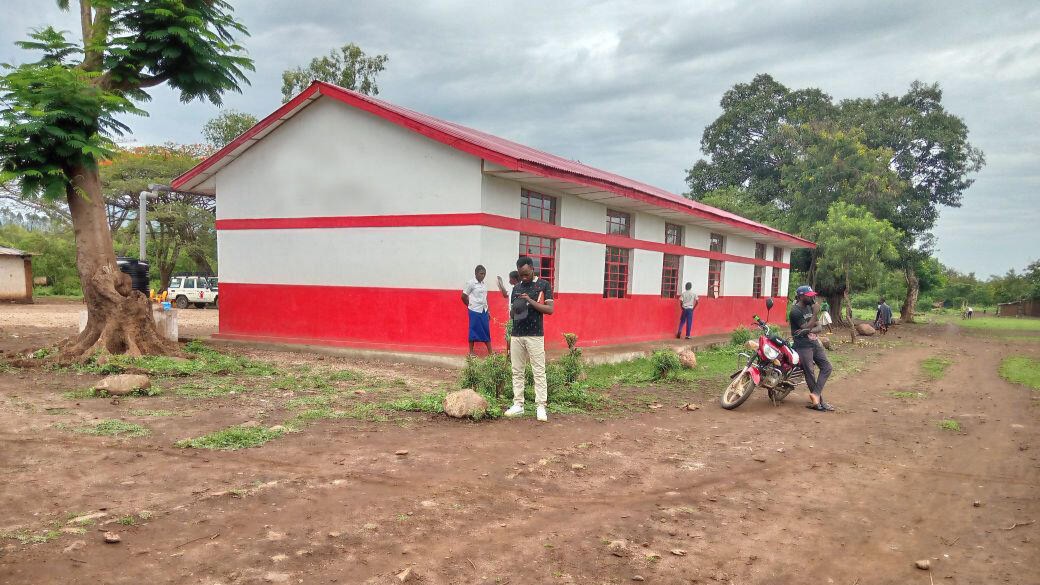 save_children's tweet photo. Alice* &amp; Meshack*, live in South Kivu, #DRC - an area badly affected by conflict.

Their school had been in a poor state for the past few years. Studying was hard, especially when it rained.

In 2022 we built a new building so now children can get the #education they deserve📚 https://t.co/HO1MVnoZj4