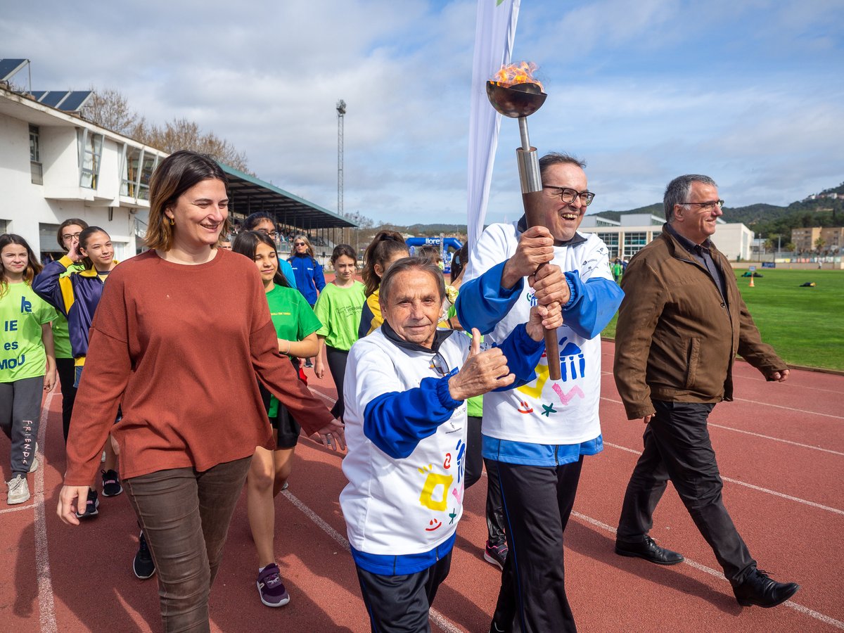 Lloret_de_Mar's tweet photo. 🔥 #LloretdeMar rep aquest la Torxa dels #SpecialOlympics

🏅 L'acte s'ha dut a terme a les Pistes d’Atletisme, amb la participació dels centres educatius de la vila, amb alumnes de sisè de primària i primer d’ESO.

#mylloret #LloretVilaEsportiva https://t.co/HDJoWinmmq