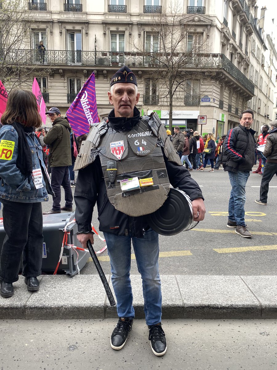 Guy, 63 ans et retraité, s’est déguisé en CRS pour participer à la #Manif28Mars . Une initiative qui a pour but de tourner en dérision les violences policières dont il assure avoir déjà été victime dans le passé.