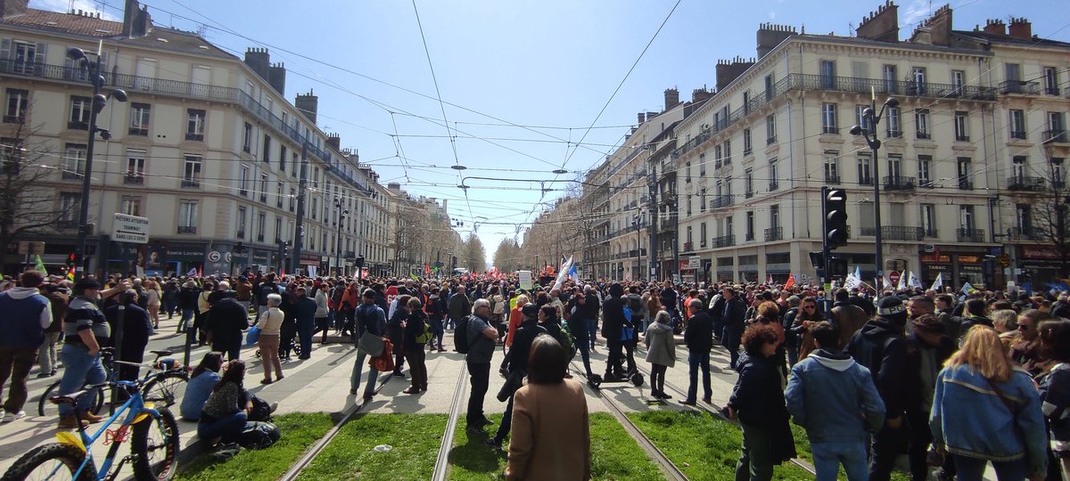 #DéfenseurDesDroits  #RéformeDesRetraites 
#greve28mars 
#Grenoble