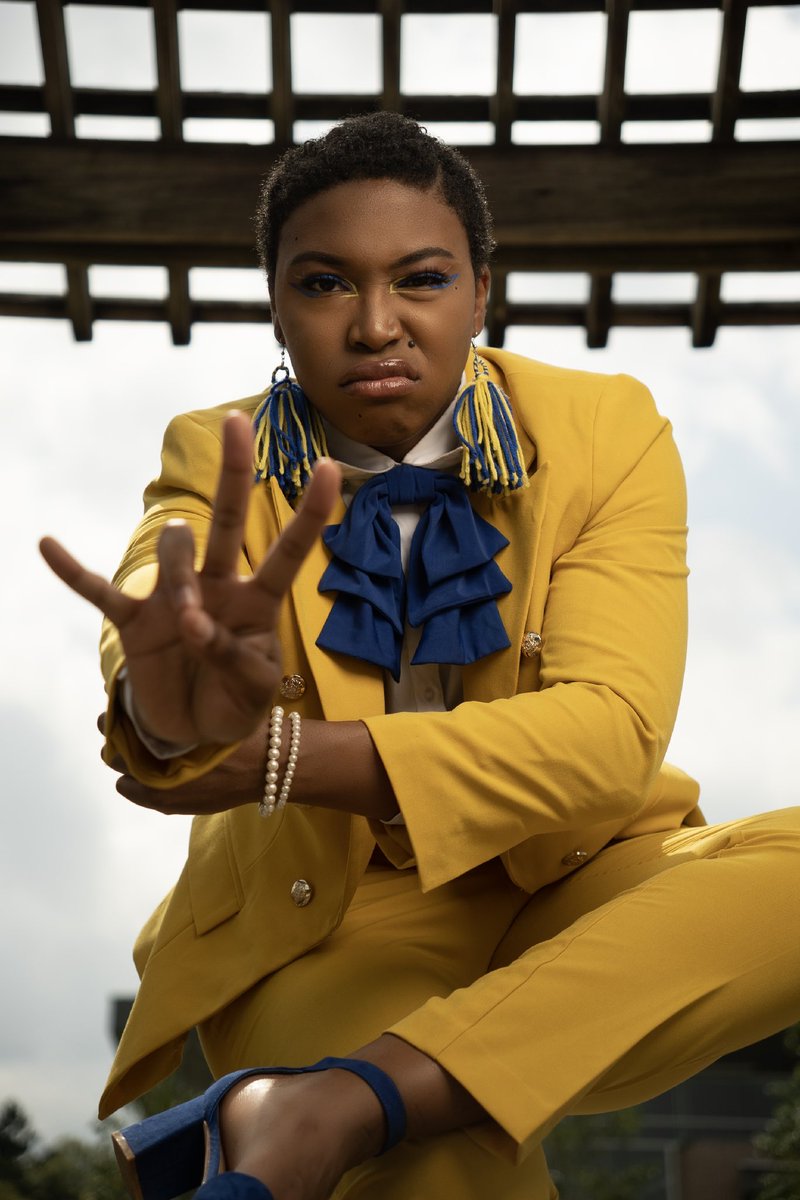 Yin_Yinka_Ink's tweet image. YOUR NEW FAVORITE POODLE 🤭💛💙 🐩and her name is ExquiΣite #spring23 #sgrho