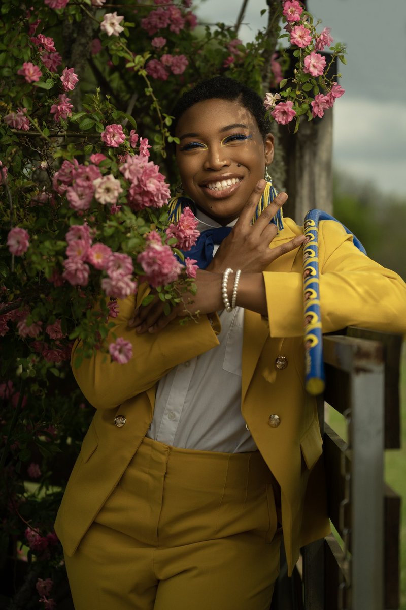 Yin_Yinka_Ink's tweet image. YOUR NEW FAVORITE POODLE 🤭💛💙 🐩and her name is ExquiΣite #spring23 #sgrho