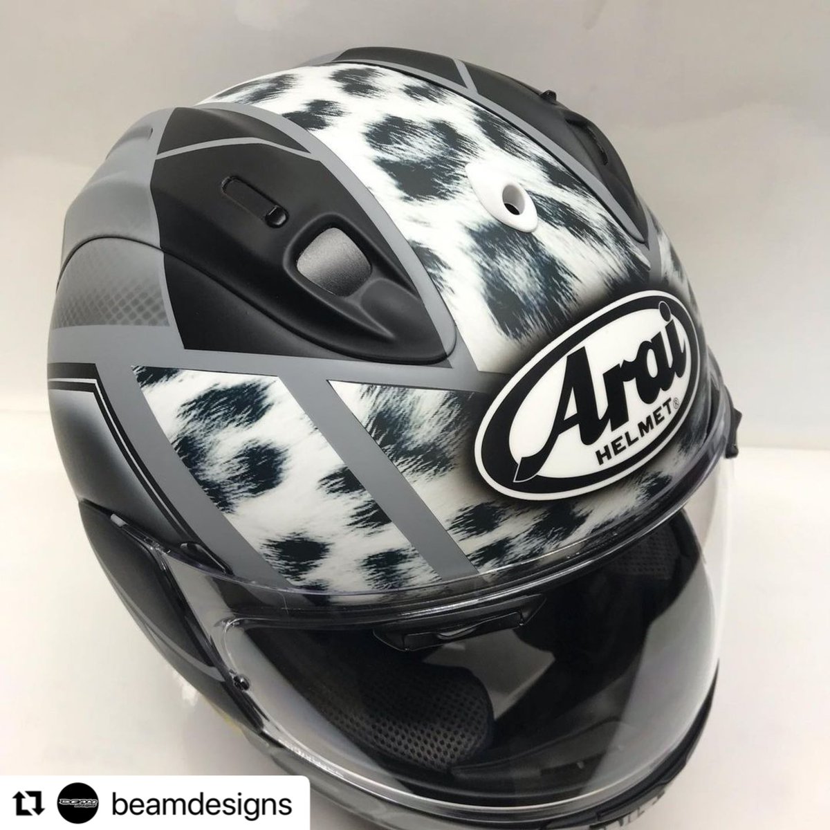AraiAmericas's tweet photo. 🔥🔥🔥 #Repost @beamdesigns 
・・・
NEW @araiamericas Corsair outta here for @brandon_paasch and his 2023 @motoamerica season. #snowleopard #BEAMdesigns #BP #araihelmet #goldleaf #Arai #AraiHelmet #CorsairX https://t.co/YI53bYf9Gb
