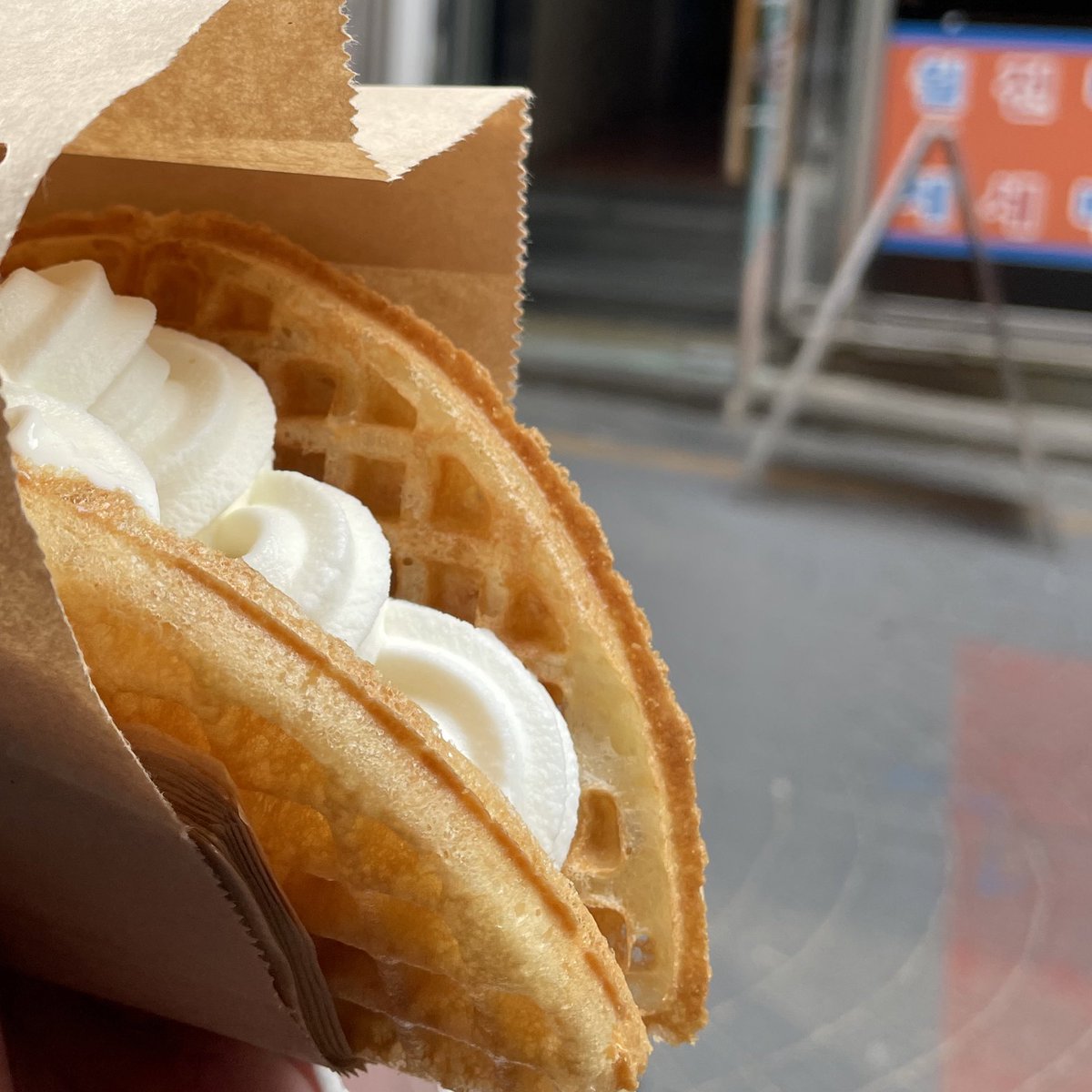 เรื่องตลกของวันคือไปกินไอติมวาฟเฟิลกับเพื่อน ละกุกินไม่หมดเสียดาย เลยแบบจะห่อถือดินกลับบ้าน ละคือความคนไทยอะ ถือไอติมเดินกลับบ้านเกือบ2กิโลไม่ละลาย กุก็ตื่นเต้นอะ เพื่อนญปงงตื่นเต้นอะไร มึงประเทศไทยละลายตั้งแต่อยู่บนมือพ่อค้าแล้วไอเหี้ย ตื่นเต้นๆๆๆ นี่ขนาดอากาศอุ่นแล้วนะ