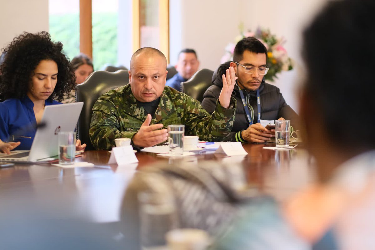 Lideramos la coordinación interinstitucional para definir la ruta de la primera entrega de ayudas humanitarias en la región del Bajo Calima y Medio San Juan, la cual hace parte del Plan de Implementación de Medidas Humanitarias y de Garantía de Derechos en el Litoral Pacífico.
👇🏾