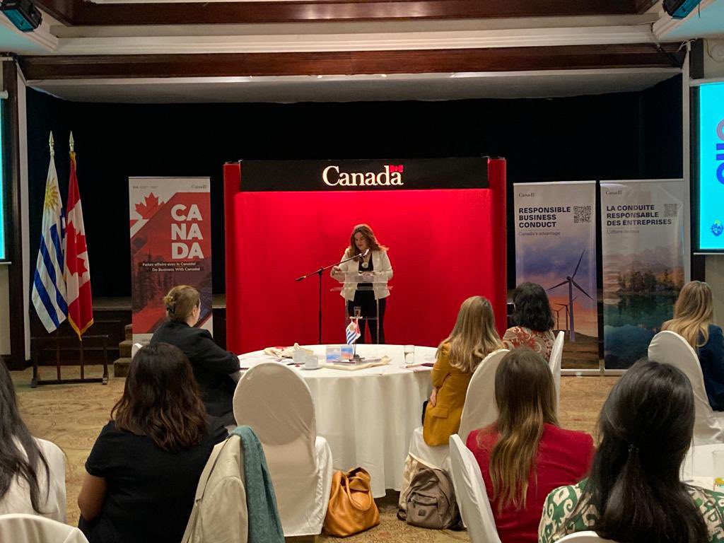 IsabelleValois6's tweet photo. Aquí estamos de nuevo con las empresas canadienses, inMuheres, @omeu_uy @ONUMujeres #LATU para hablar de la certificación de calidad en equidad de género y también de conducta empresarial responsable. Buen seminario a todas/os. @CanEmbUruguay @TCS_SDC @UruguayXXI @JTollandCAN https://t.co/ssfsyixSzM