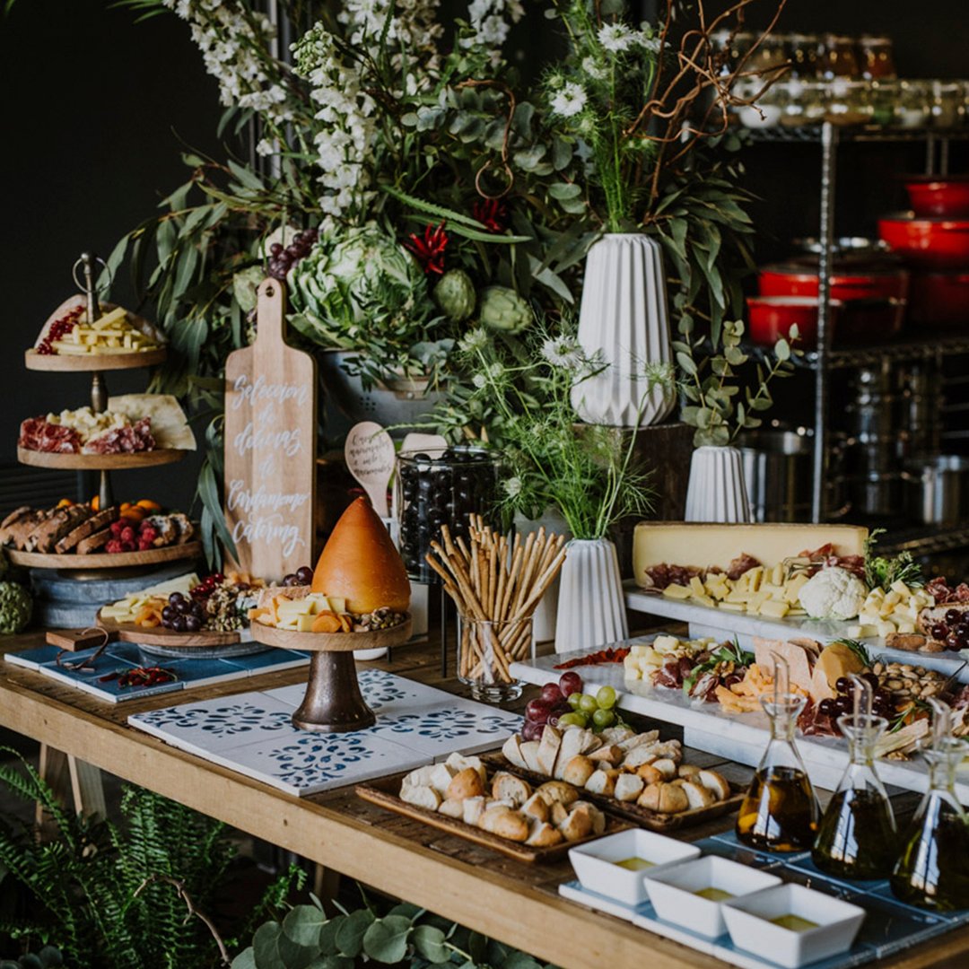CCardamomo's tweet photo. 🤩 Sorprende a tus invitados con un córner de entrantes y quesos como este 🧀 ¿Quién se puede resistir? 

#cateringmadrid #catering #cateringparaeventos #cateringdebodas #cateringempresasmadrid #cateringempresas #cateringprivado https://t.co/5vYz3RdrR4