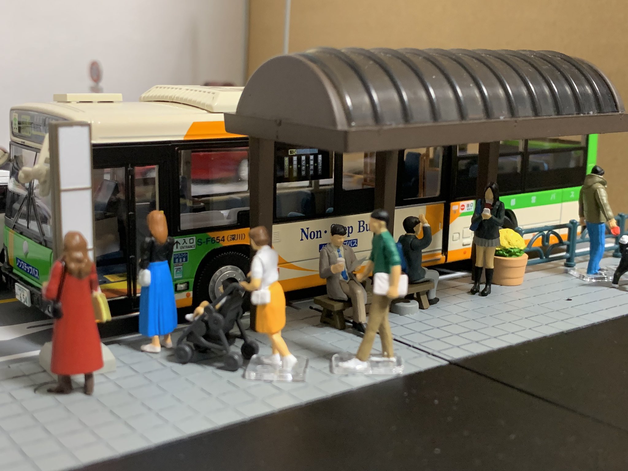 海が見えるバス停　ジオラマ Nゲージ バス停ジオラマ フィギュアに 1/64より小 ジオコレに
