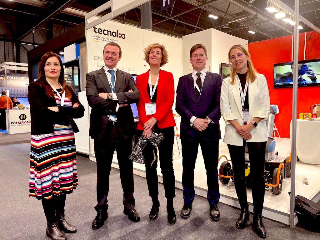 morenocasas's tweet photo. Hoy en @rebuildexpo @IFEMA hemos presentado la estrategia de #economiacircular de #MadridNuevoNorte con @CAparicioMaeztu @SikaSpain @SomosSacyr @tecnalia . Planta móvil de reutilizacion de #RCDs y nuevo #Decreto de áridos @viviendaCMadrid @medioambientecm https://t.co/06xHchbVYV