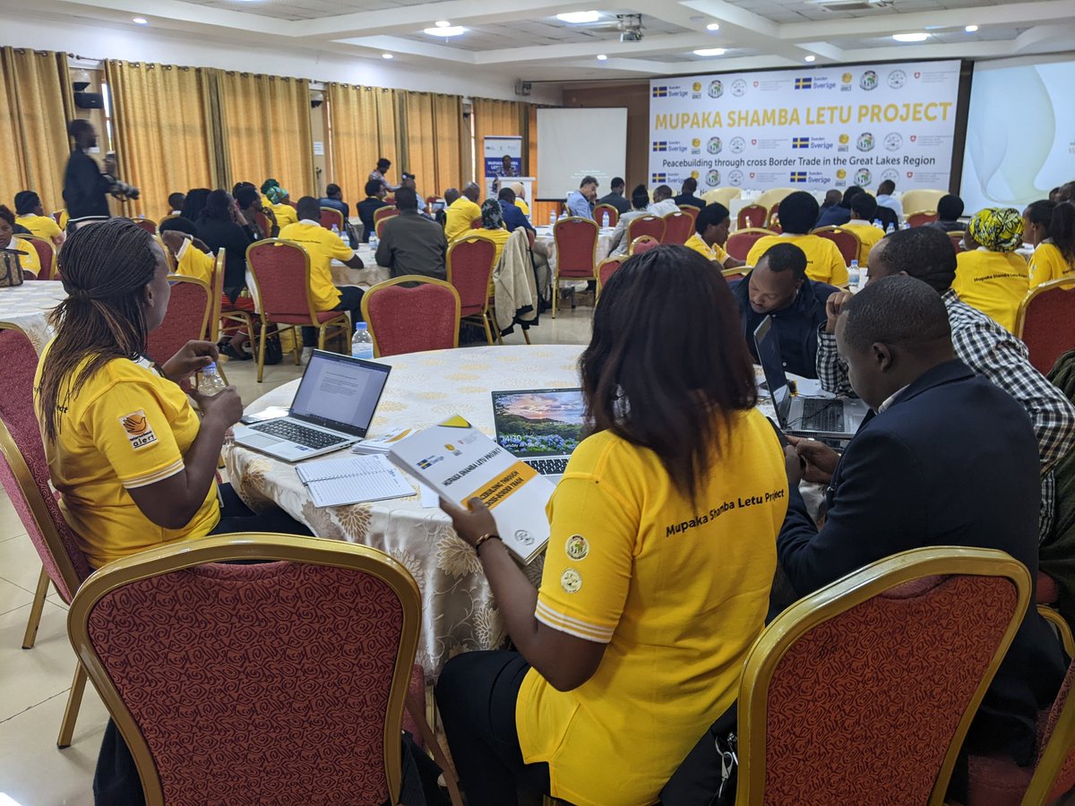 LetuProjet's tweet photo. Atelier de clôture du @LetuProjet phase1 s'ouvre par le mot de bienvenu de @bettymutesi5 de @intalert_Rwanda qui loue les initiatives avant de remercier les bailleurs de fonds.
Pr elle, les résultats en termes de changement est le fruit d'une bonne collaboration.@SwedeninDRCongo https://t.co/Urzd1HO6Pk