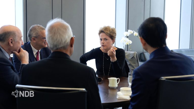 lazarorosa25's tweet photo. Primeiro dia da nova Presidenta dos BRICS https://t.co/5IOWKMMqfW