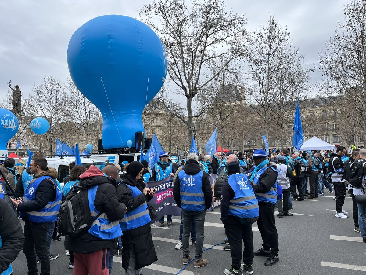 UNSA_officiel's tweet photo. L’UNSA impatiente avant le départ de la manif parisienne : Macron ça suffit, le peuple est dans la rue, il faut retirer la réforme des retraites https://t.co/5BqKG0FMuC
