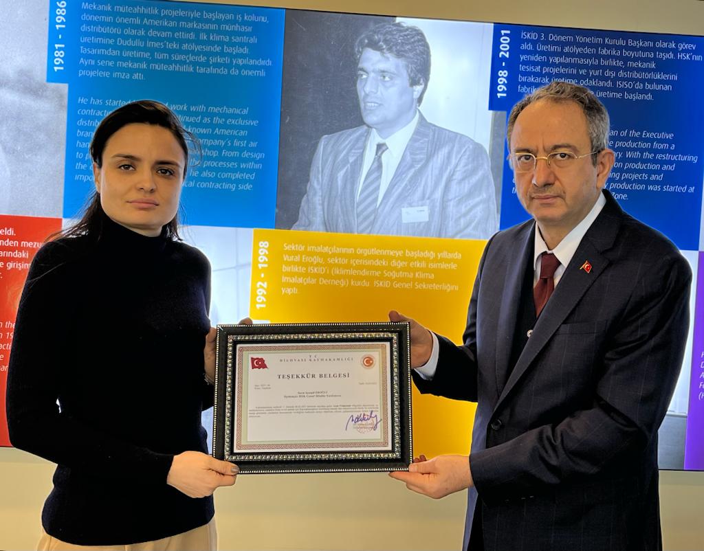 Kaymakamımız Sn. Dr. Metin Kubilay, asrın felaketi sonrası #deprem bölgesindeki afetzedelerimizin yaralarını sarmak için seferber olan <a href="/makineihtisas/">Makine İhtisas Organize Sanayi Bölgesi</a>’daki <a href="/systemairtr/">Systemair Türkiye</a> fabrikasını ziyaret ederek Firma Genel Müdür Yardımcısı Ayşegül Eroğlu’ya desteklerinden dolayı teşekkür etti.