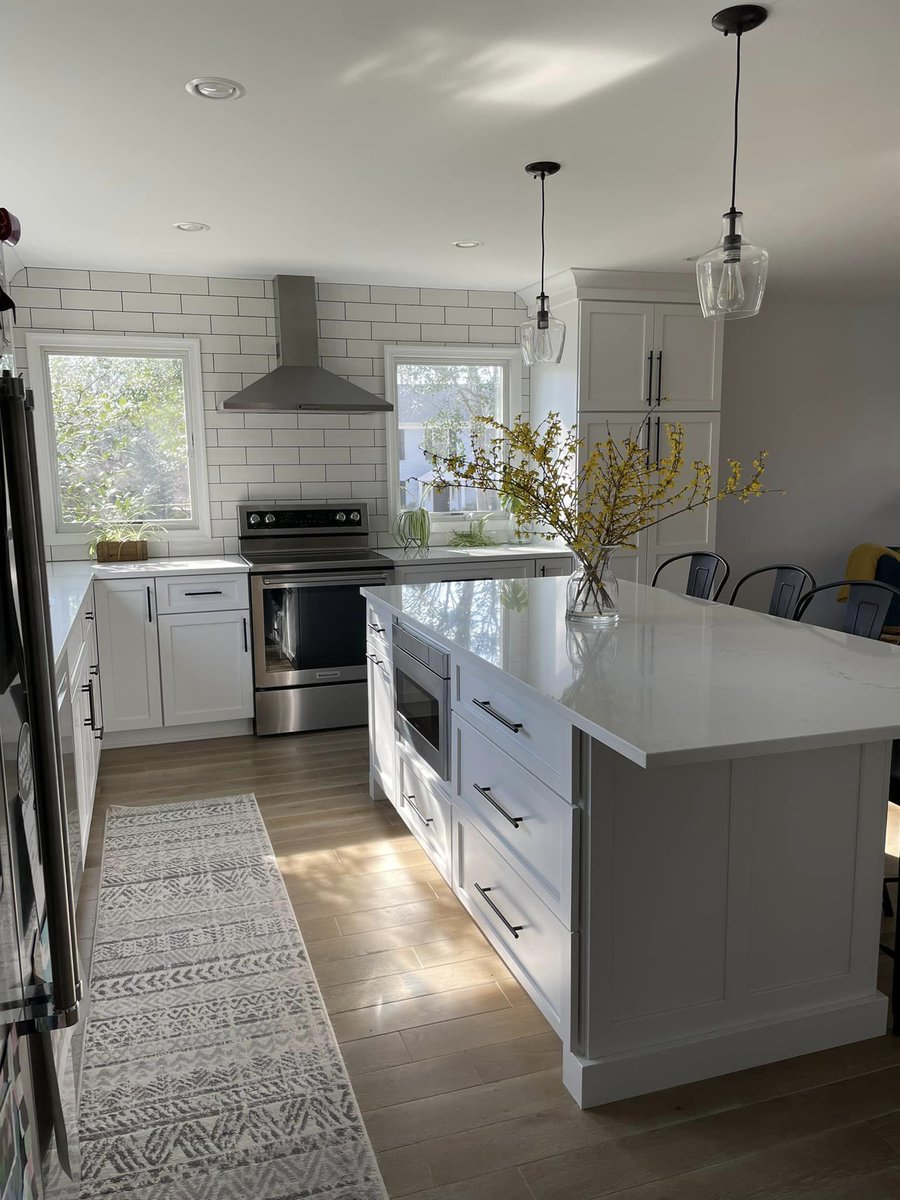 graniteorlando2's tweet image. RT  Always a great team effort working with Tina Robinson Design .. Loving the way this project turned out! Such a beautiful, bright, modern look! #kitchen #remode…