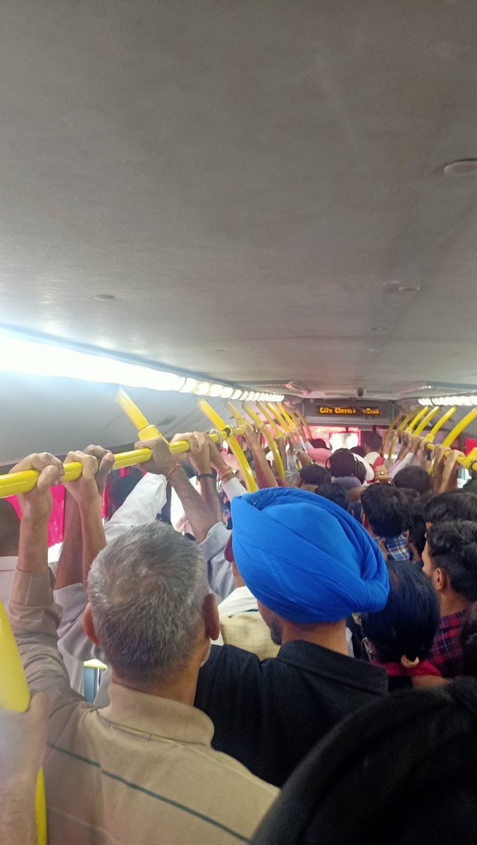 SakoliaNeetan's tweet photo. This is a absolutely nonsense by #ctu #chandigarhtransportundertaking on Route no. 35B &amp; 35 few busses are running and pessengers are count less. In 18 kms from ISBT 17 to Kharar there has to be more busses. #PMOIndia #NarendraModi #PMOIndia #chandigarhtransport #NitinGadkari https://t.co/0e3Kh0wW2n