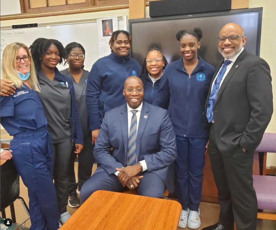 CIOBCitywide's tweet photo. Awesome to see Mr. Verone Kennedy visiting IHPCH and connecting with the #CTEProgram, #EMT &amp; #Nursing students! His message that IHPCH is "The Place to Be" is inspiring. Thank you for taking the time to inspire and educate our future healthcare professionals. 🌟🏥👩‍⚕️ #Healthcare https://t.co/vshWlEqejM