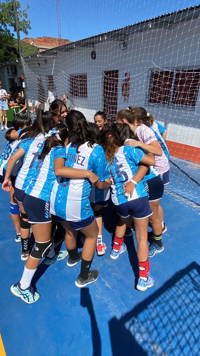 DeportesRacing's tweet photo. #HandballVdP 🤾‍♀️

El domingo se jugó la fecha 3 de inferiores en Femebal y la tira de @RacingHandballV visitó a Instituto Grillo en Lomas de Zamora .

A continuación los resultados: https://t.co/VApeEiVX4p