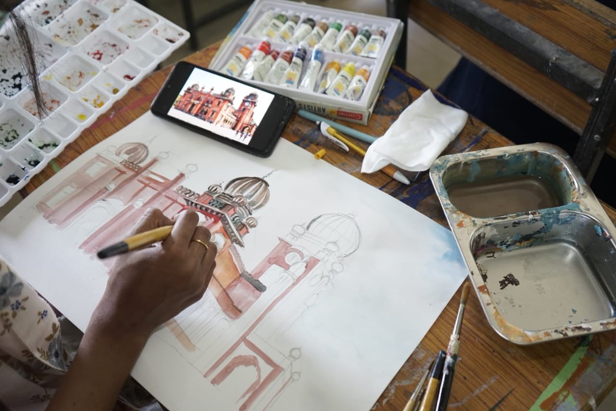 litchowk's tweet photo. The artful representation of our 'City in visuals'..!! 🎨
तस्वीरें Lit-चौक 'मुनादी' के Live Painting Competition से..।
#litchowk #munadi #art #painting #livepainting #competition #indore #indorecity #event #rajwada #gandhihall #artists #youth #finearts https://t.co/b2yxqsHHc2