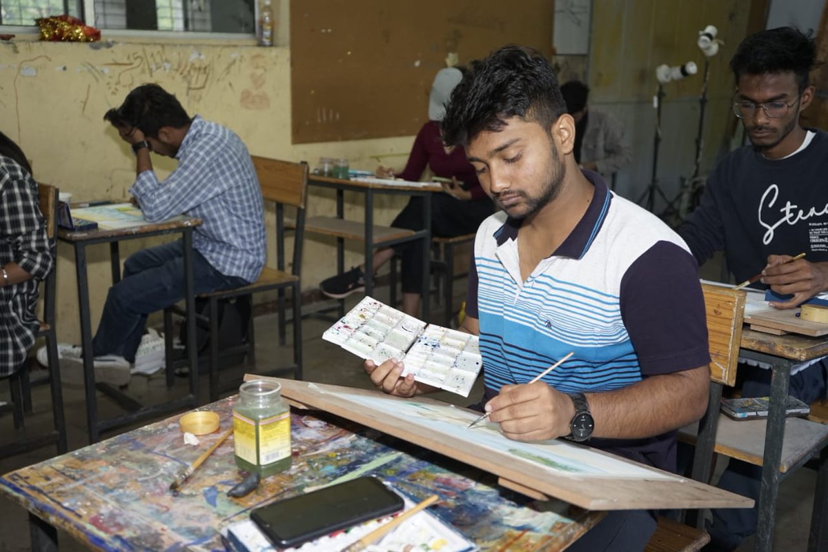 litchowk's tweet photo. The artful representation of our 'City in visuals'..!! 🎨
तस्वीरें Lit-चौक 'मुनादी' के Live Painting Competition से..।
#litchowk #munadi #art #painting #livepainting #competition #indore #indorecity #event #rajwada #gandhihall #artists #youth #finearts https://t.co/b2yxqsHHc2
