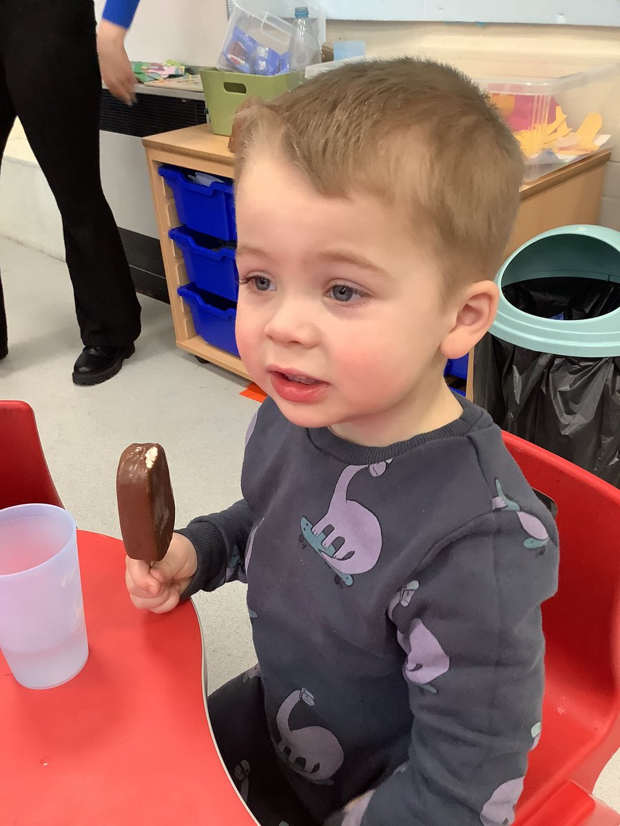NAMinibeasts's tweet photo. Thank you for our treat Mrs Young 🤩 #nevertoocoldforicecream @wearenewington https://t.co/fYCJ3MvIGi