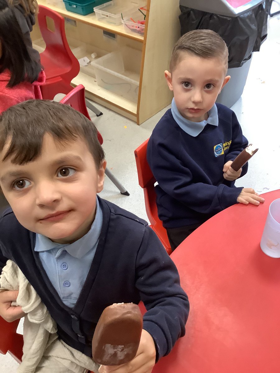 NAMinibeasts's tweet photo. Thank you for our treat Mrs Young 🤩 #nevertoocoldforicecream @wearenewington https://t.co/fYCJ3MvIGi
