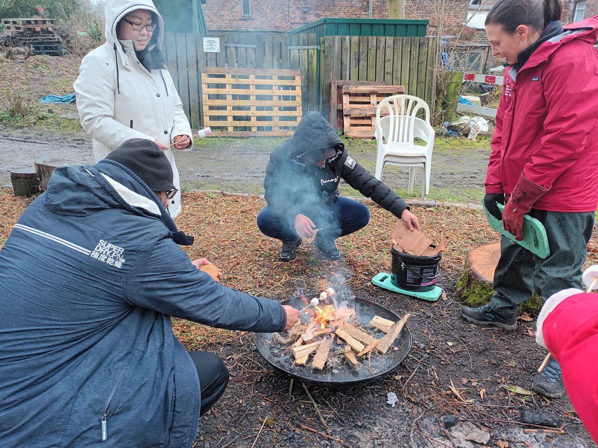 PennineCareNHS's tweet photo. Our Bury and Rochdale early intervention teams are working with @Lancswildlife to support people experiencing psychosis &amp; promote healthy living.

Together they run greenspace sessions with activities like birdbox building, cooking, nature photography &amp; wildflower planting. https://t.co/8Ar9P59IWg
