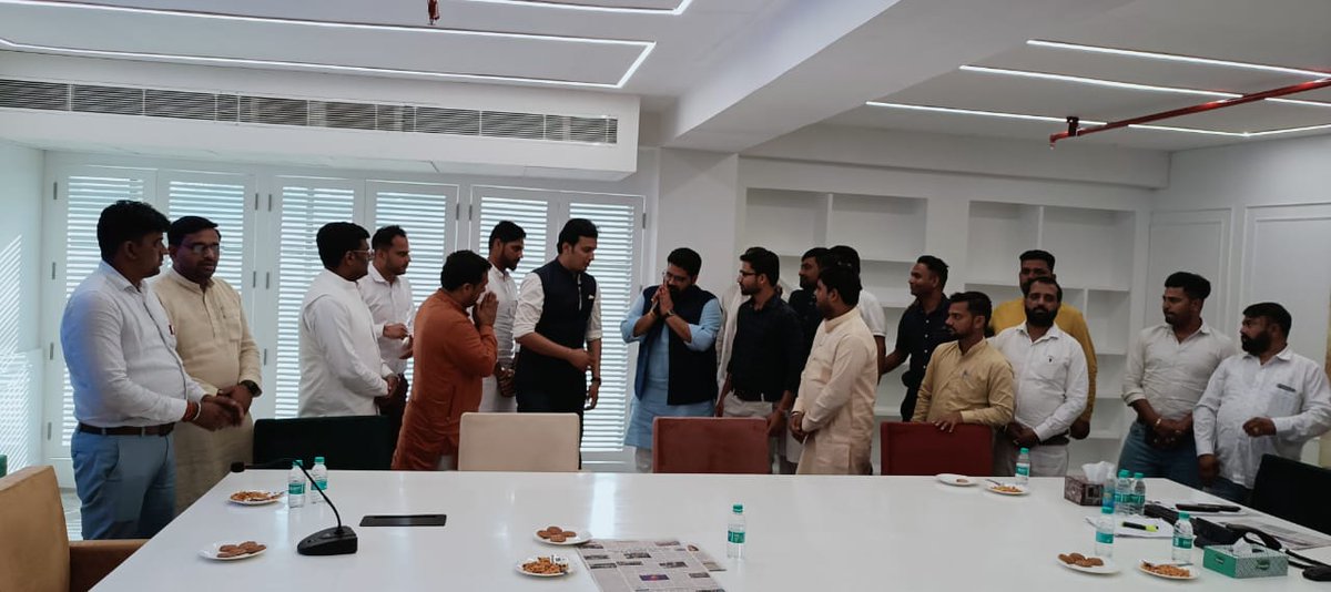 Kartiksharmamp's tweet photo. आज नगर परिषद कैथल के चेयरमैन प्रतिनिधि सुमित गर्ग और पार्षद गण के साथ दिल्ली ऑफिस में अत्यंत सुखद मुलाकात हुई। https://t.co/NGtUw5VlEN