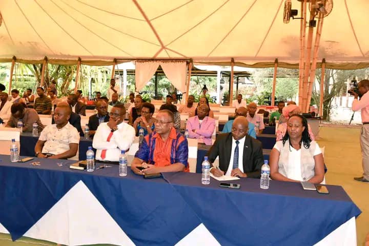 IngoMagazine's tweet photo. Ico gikorwa co gutanga iyo mfashanyo kikaba cari gihagarariwe na Thierry #Kitamoya yari yaserukiye ubushikiranganji bwo gutumanako amakuru. Mw'ijambo ryiwe, @TKitamoya akaba yarateye akamo abaronse iyo ngabire kuyibungabunga no kuyikoresha ico yagenewe.
#Burundi
#ingomag https://t.co/BmZrFAAj4s