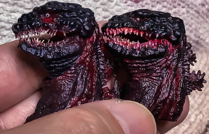 スポイルされていない旧版と夜間戦闘のシン・ゴジラ比較。目のパーツ分割と頭部内塗装のためだけじゃなく、頭の形自体こう見るとかなり変えてきてるね。夜間戦闘ver.のが映画に近い丸くボコッとした形してると思う。初版と比べても遜色なくなったのでは。(h 