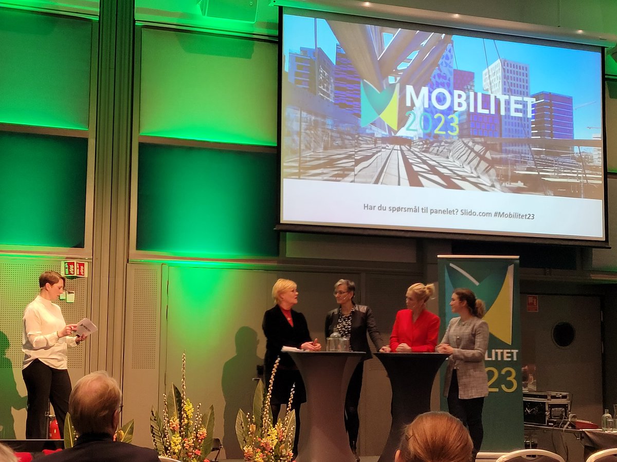 Etter 25 år i bransjen, har jeg endelig fått erfare dette: ingen menn i hovedpanelet på en transportkonferanse! Sorry for utropstegnet, men det har vært 25 litt smågrå år. #mobilitet23 med bl.a. <a href="/KrohnTraaseth/">Anita Krohn Traaseth</a>