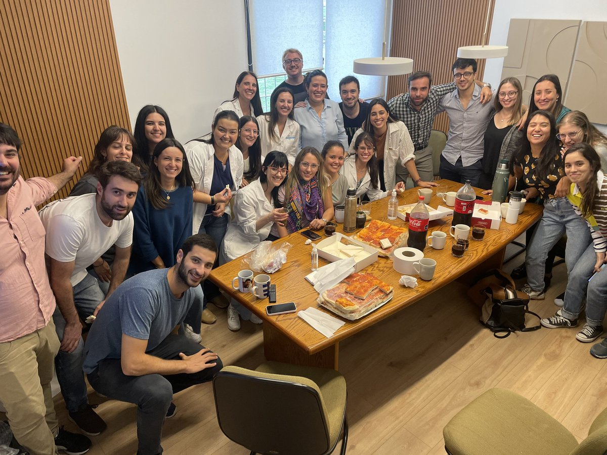 CatedraOncoHC's tweet photo. Último ateneo curricular de los posgrados de 4to de Oncología Clínica. Les deseamos lo mejor en esta nueva etapa y siempre tengan presente que la Catedra tiene las puertas abiertas para ustedes !!! Salud Valentina,Thays, Florencia, Nicolas y Esteban. https://t.co/Qm7xgd7Hz5