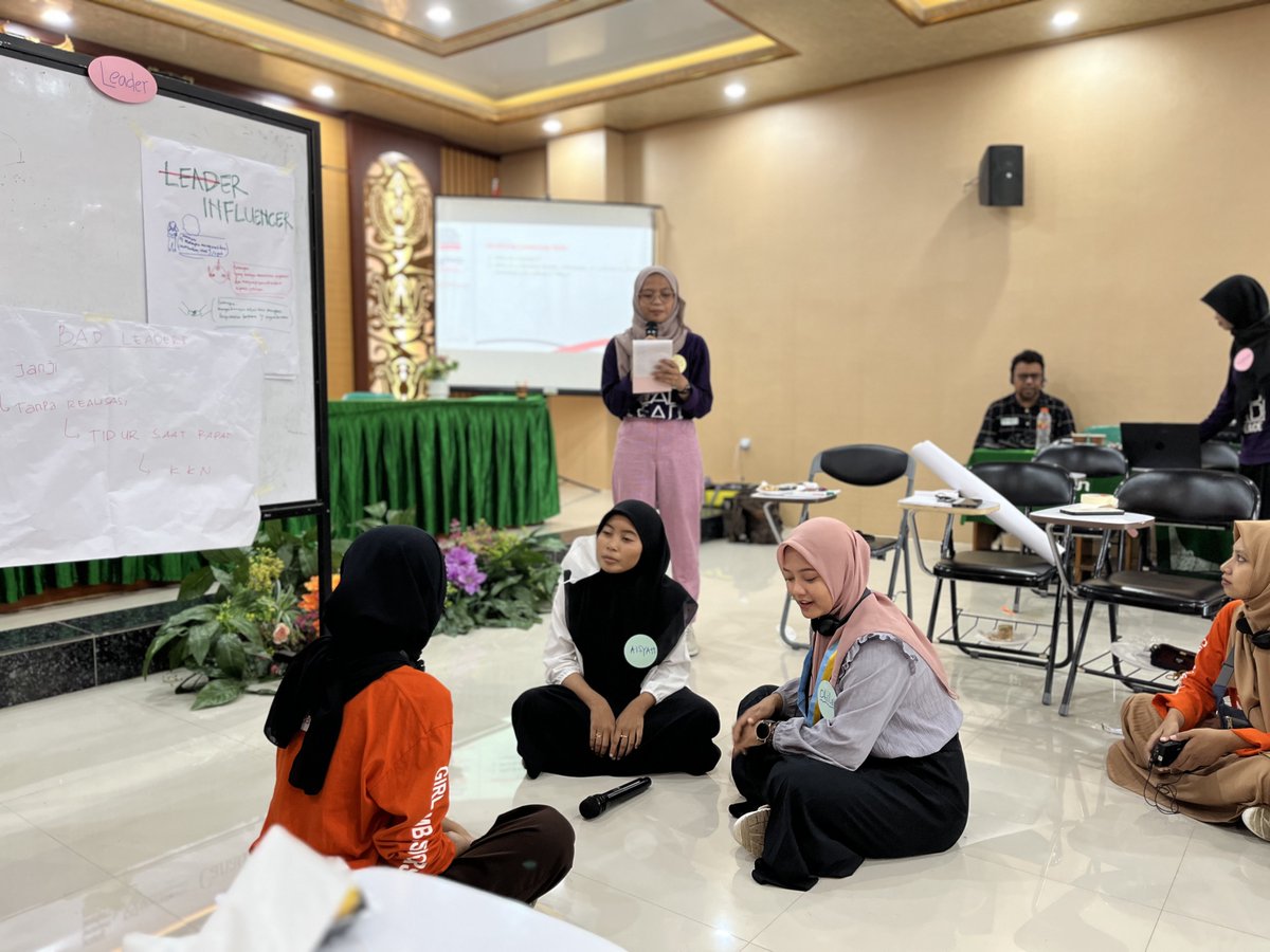 gnwp_gnwp's tweet photo. In Lamongan🇮🇩, patriarchal culture limits young women's access to education👩🏫, employment & political participation🙋♀️
#GA4P challenge this by increasing their visibility through the publication📖 "Girls Support Girls" & advocating for #WPS & #YPS🕊️ https://t.co/TNBq02ffuL