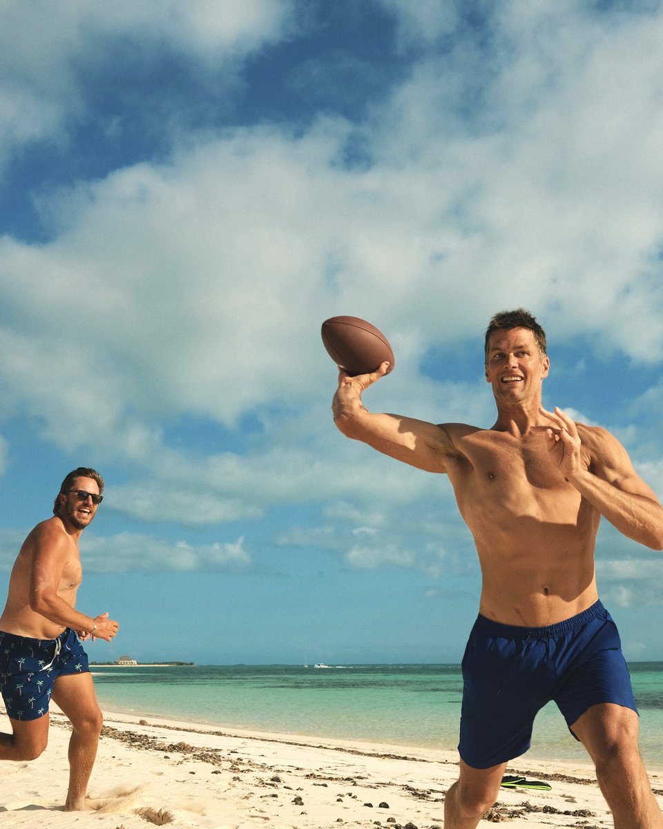 TomBrady's tweet photo. 🤟🏻☀️🏈 https://t.co/9Xq2vfAqA4
